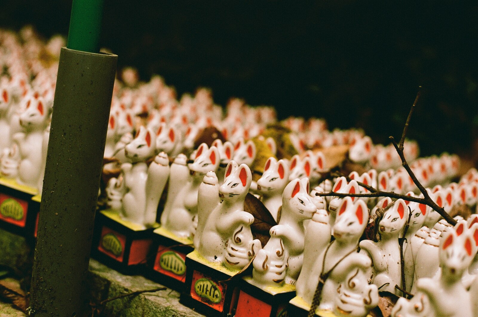 Rangées de figurines de renards blanches et rouges alignées