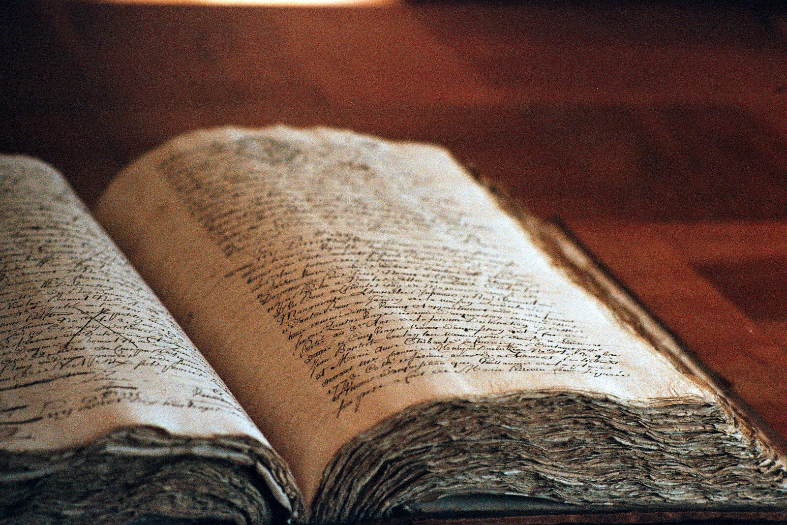 Gros plan sur un vieux livre manuscrit ouvert