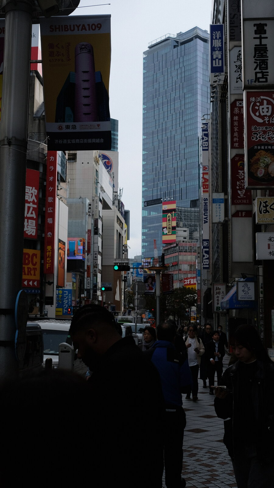 Rue commerçante animée de Shibuya avec enseignes lumineuses, Tokyo