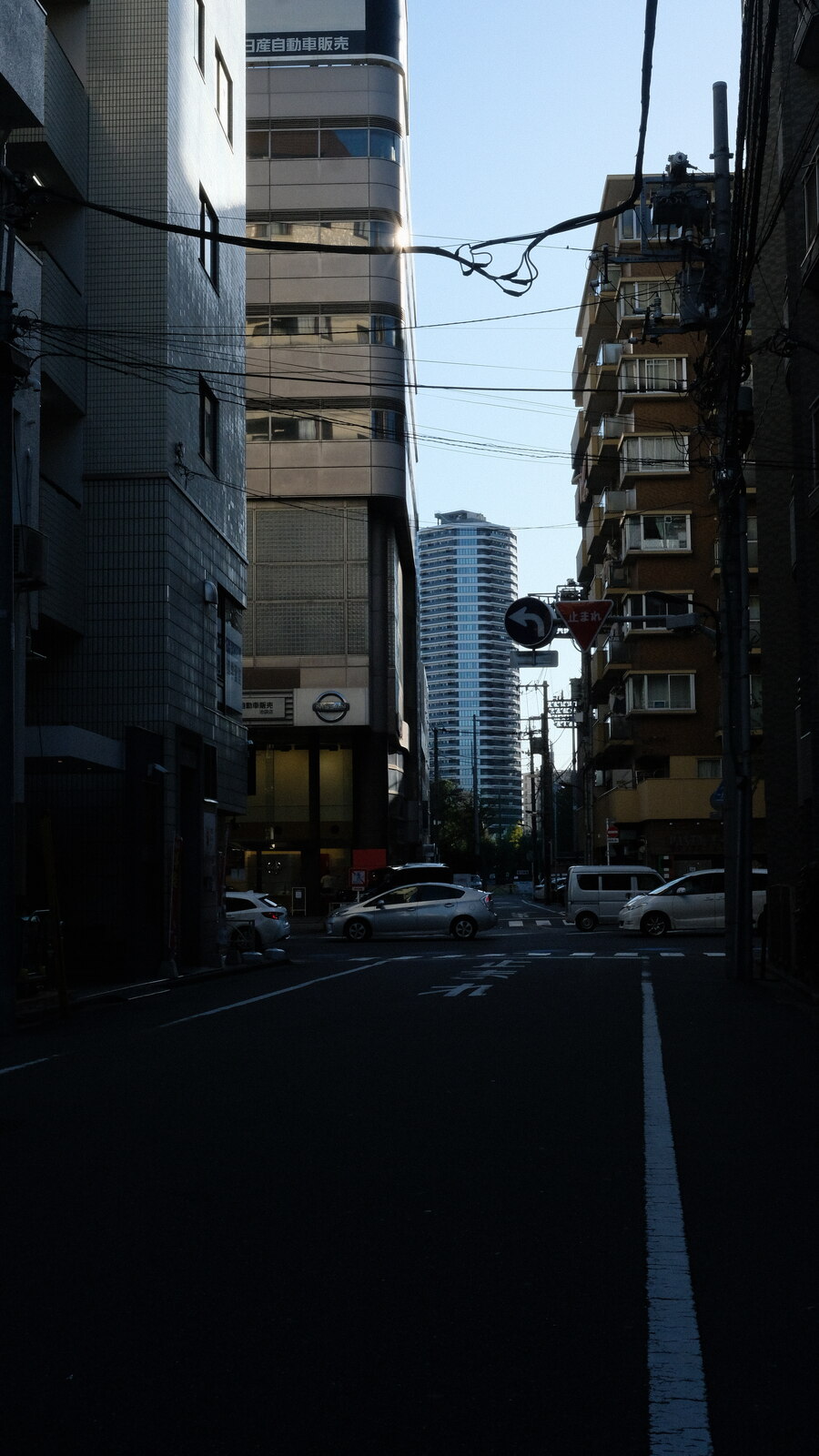 Ruelle japonaise en contre-jour entre immeubles