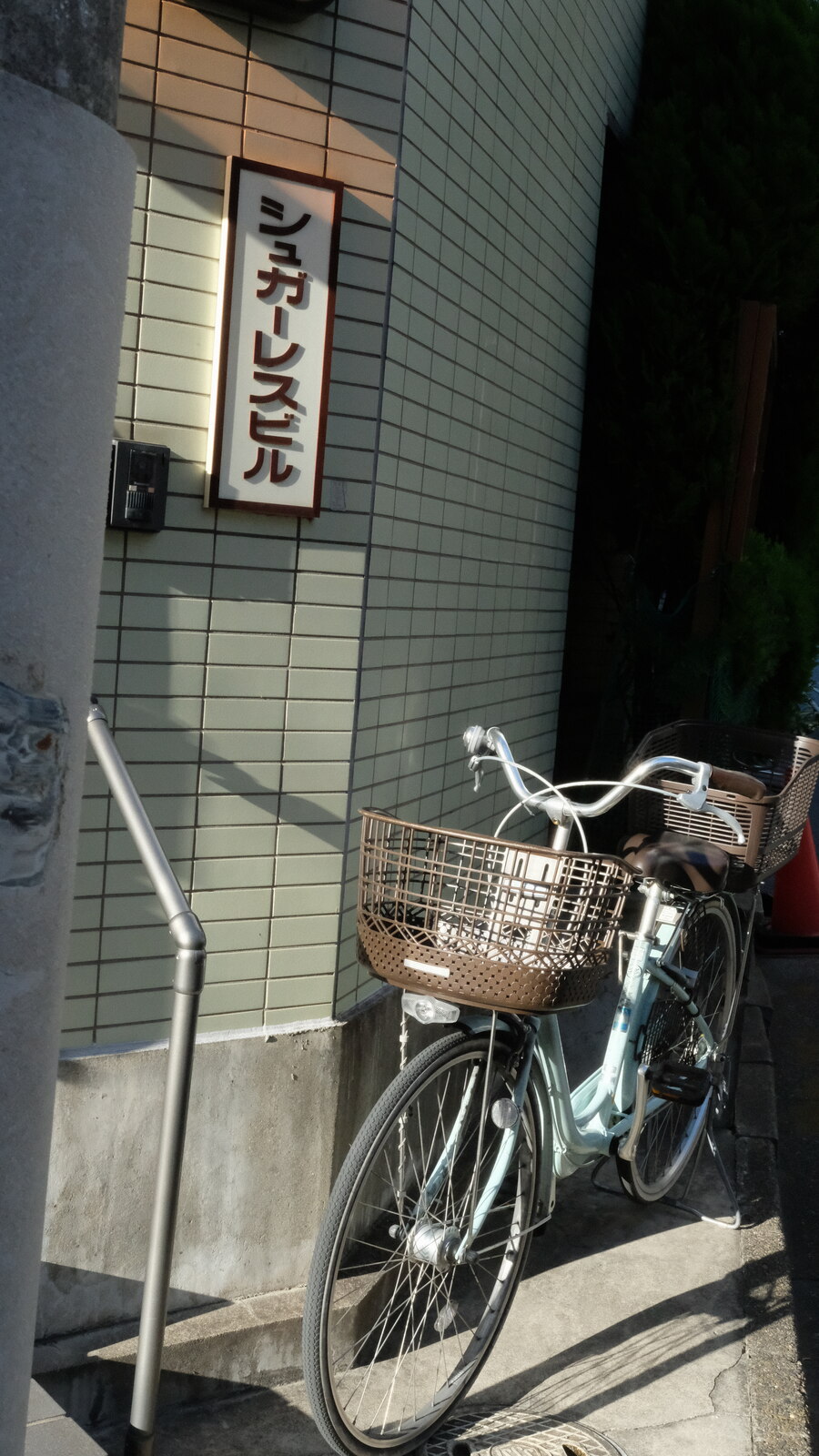 Vélo garé devant un immeuble japonais avec enseigne
