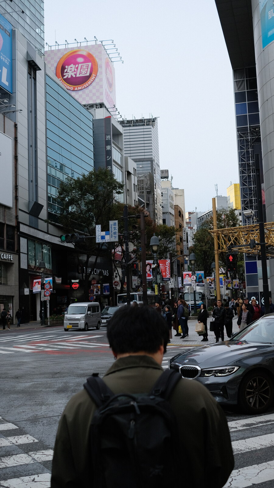 Carrefour animé de Shibuya avec passants et publicités